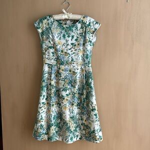 Women’s floral charming dress, knee-length, item is not sized but fits like XS/S